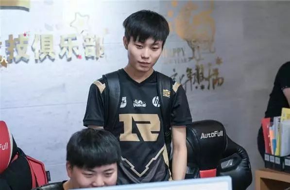 在当今的足